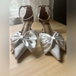 Beautiful ivory satin low heels in great condition